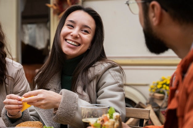 Foto amici felici ed emozionati riuniti