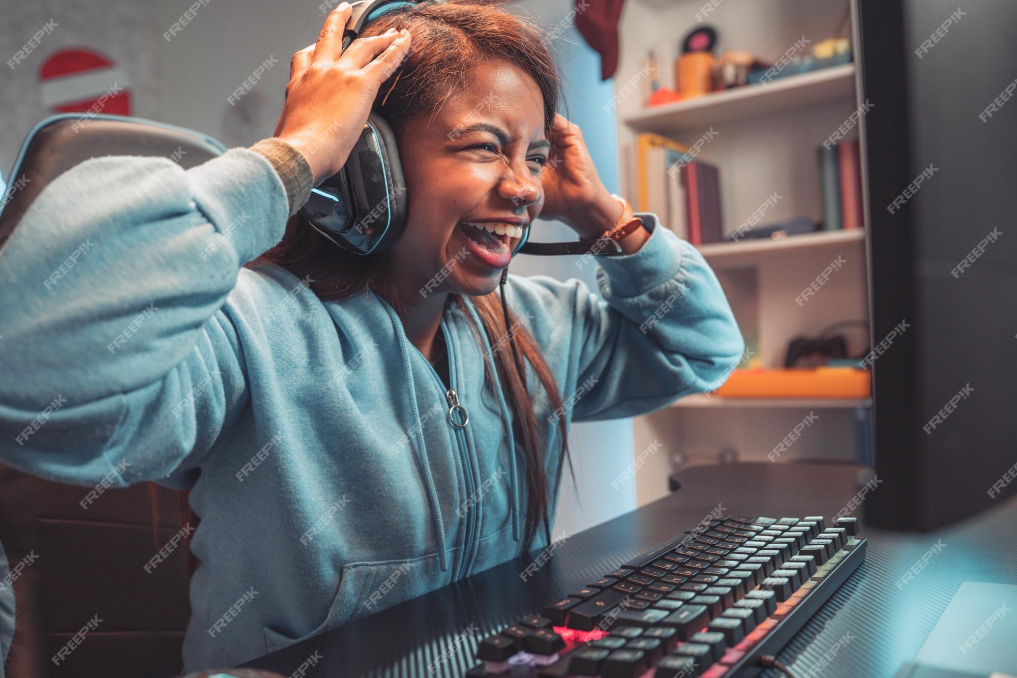 Jovem Mulher Usando Headphones De Jogos Pretende Fazer Jogar Jogos De  Transmissão Ao Vivo On-line Em Casa, Happy Gamer Empreitada Joga Torneio De  Jogos De Vídeo Online Com Luzes De Néon De