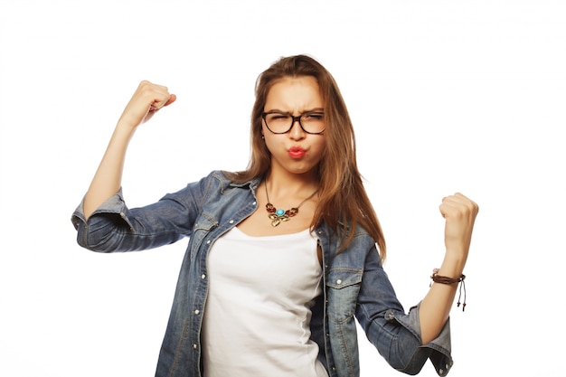 Foto donna emozionante felice che celebra il suo successo.