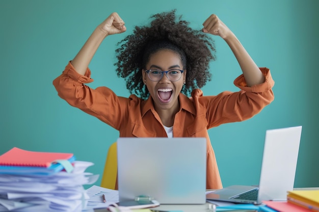 Photo happy excited young african american business woman accountant standing at the desk working on lapto