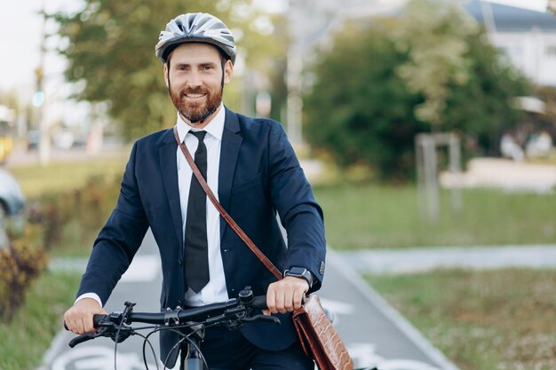 Foto dirigente felice che utilizza il trasporto ecologico mentre si reca al lavoro all'aperto