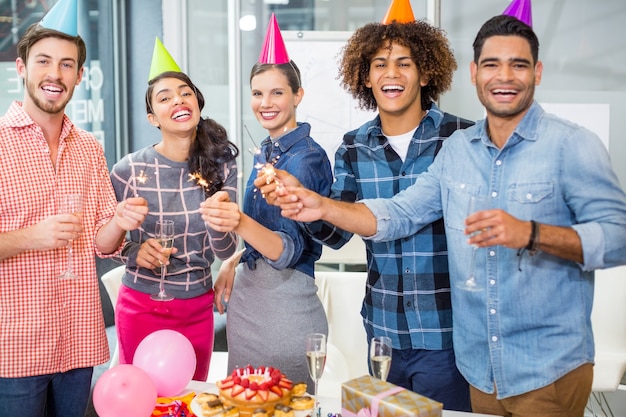 Dirigenti felici che festeggiano il compleanno dei loro colleghi