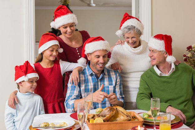 크리스마스 저녁 식사에 산타 모자에 행복 확대 가족