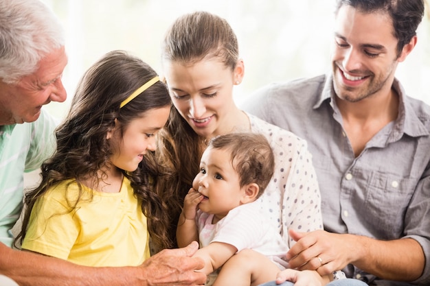 Famiglia allargata felice che sorride a casa