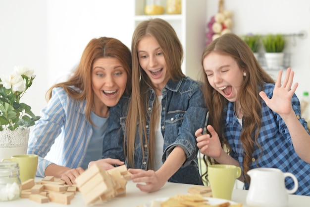 Foto happy family aan tafel bordspel spelen