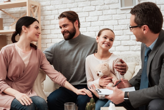 Photo happy family after psychological consultation