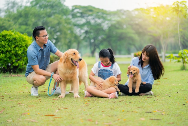 写真 幸せな家族と庭で幸せな犬