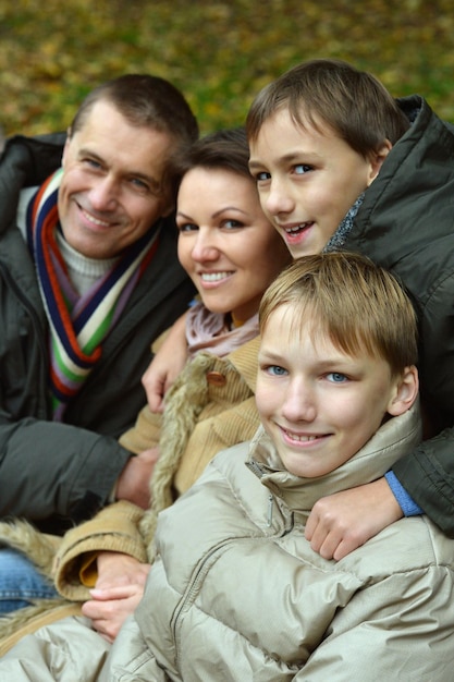 Foto famiglia felice nella foresta d'autunno