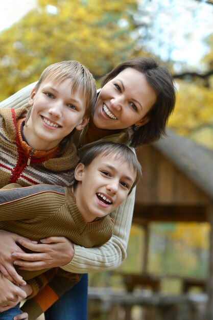 Foto famiglia felice nella foresta d'autunno