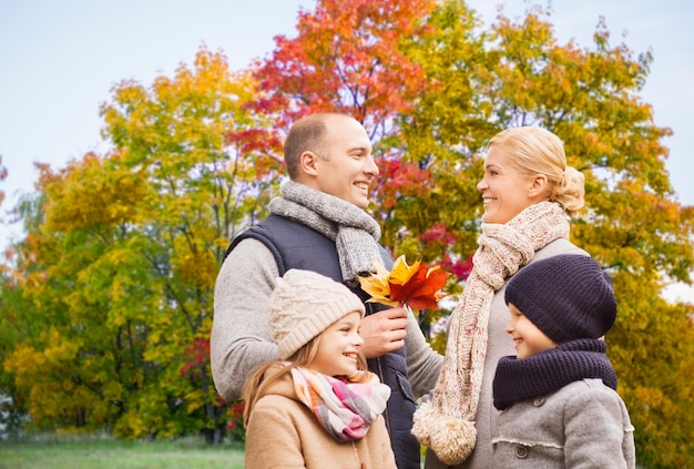 Foto famiglia felice sullo sfondo del parco d'autunno