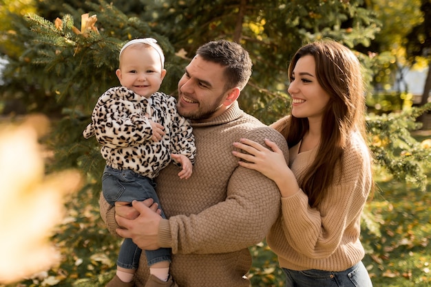 Famiglia felice nel parco autunnale che ride