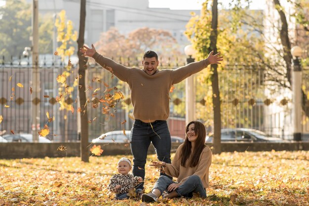 Famiglia felice nel parco autunnale che ride