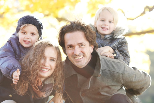 Foto famiglia felice nella sosta di autunno