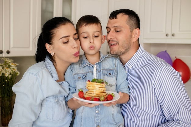 Famiglia felice, compleanno del bambino a casa