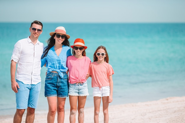 Famiglia felice sulla spiaggia durante le vacanze estive