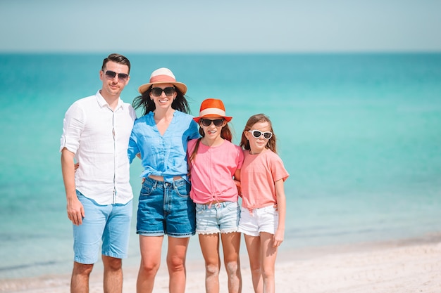 Famiglia felice sulla spiaggia durante le vacanze estive