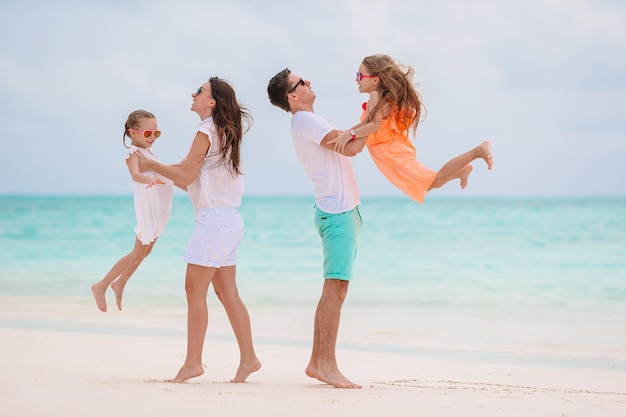 Famiglia felice su una spiaggia durante le vacanze estive