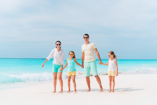 Famiglia felice sulla spiaggia durante le vacanze estive