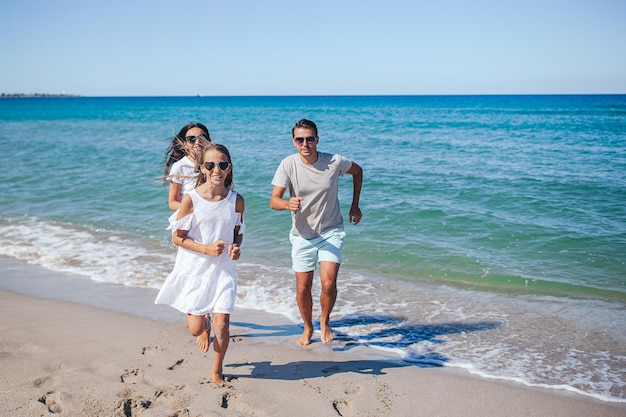 Famiglia felice sulla spiaggia durante le vacanze estive