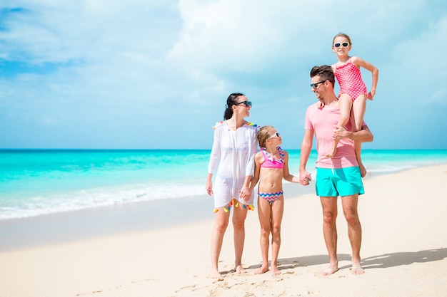 Счастливая семья на пляже во время летних каникул