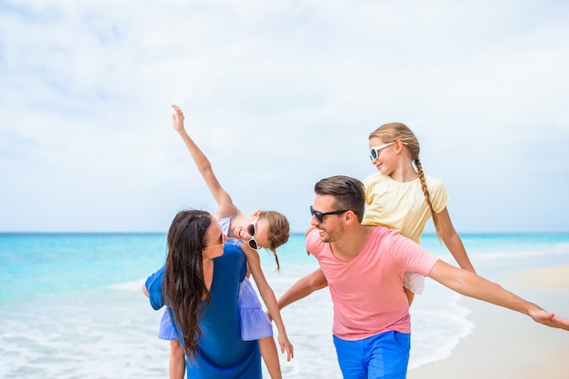 Счастливая семья на пляже во время летних каникул
