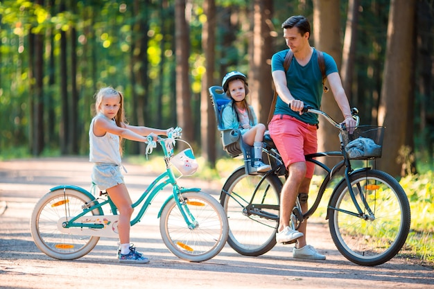 Famiglia felice in bicicletta all'aperto al parco