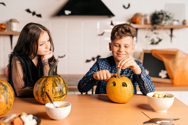 幸せな家族の兄と妹は休日のハロウィーンの準備をしていますハッピーハロウィーン