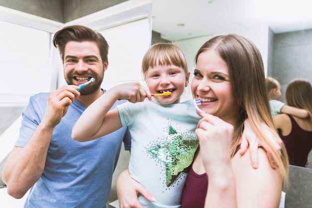 Photo happy family brushing teeth in morning