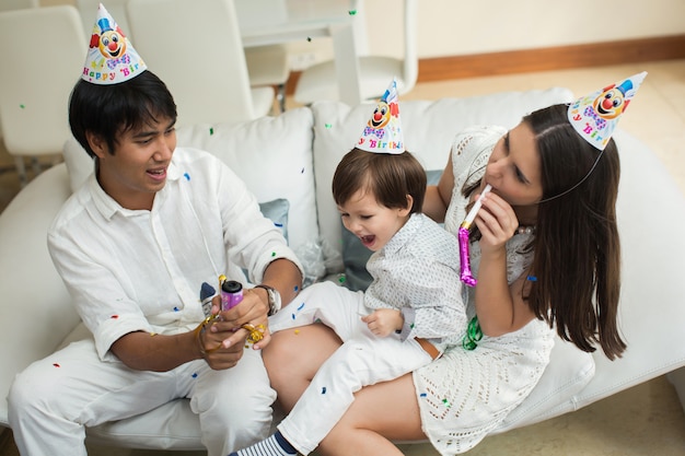 幸せな家族が息子の誕生日を祝う