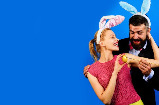 Photo happy family celebrate easter bunny couple painting egg decorating eggs spring holidays