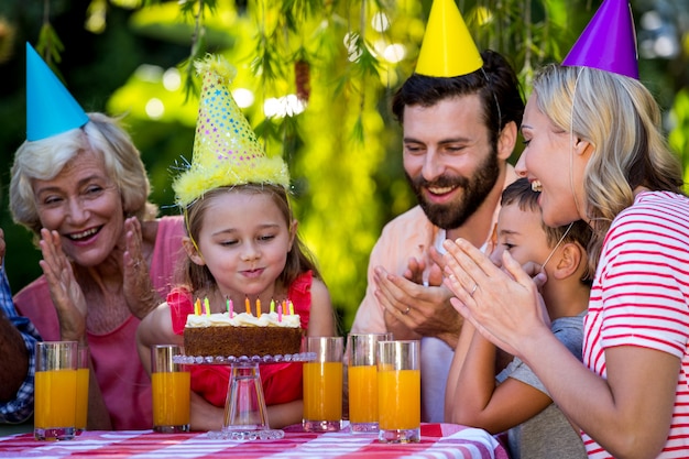 Счастливая семья празднует день рождения девушки