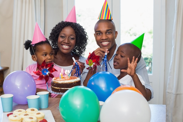 Счастливая семья празднует день рождения вместе за столом