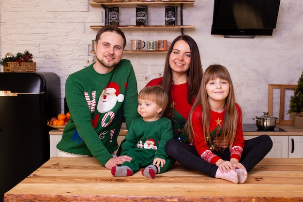 Счастливая семья празднует Рождество на кухне