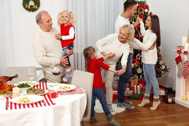 リビングルームでクリスマスを祝う幸せな家族