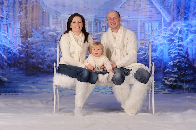 Foto famiglia felice che celebra il natale insieme