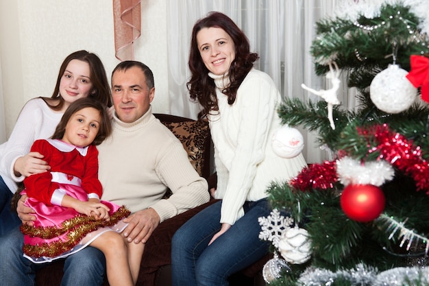 Famiglia felice che celebra il Natale