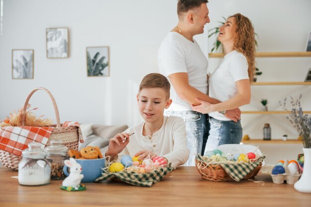 Foto famiglia felice che celebra insieme le vacanze di pasqua