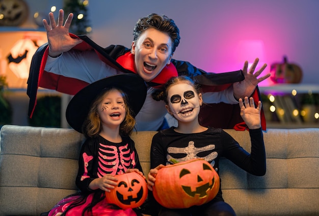 Photo happy family celebrating halloween