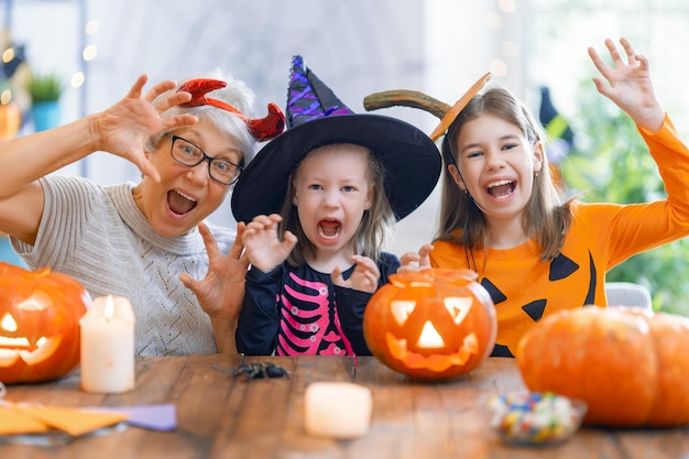 ハロウィーンを祝う幸せな家族