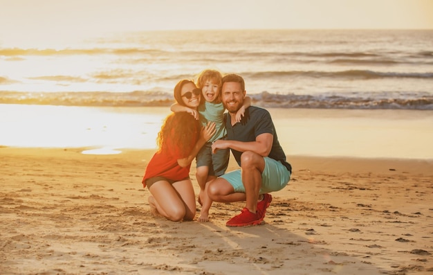 Photo happy family and child enjoying sunset in the beach summer leisure