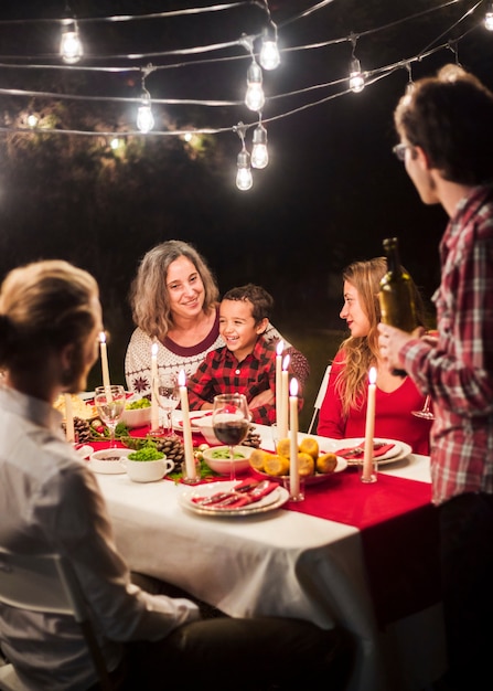 Foto famiglia felice alla cena di natale