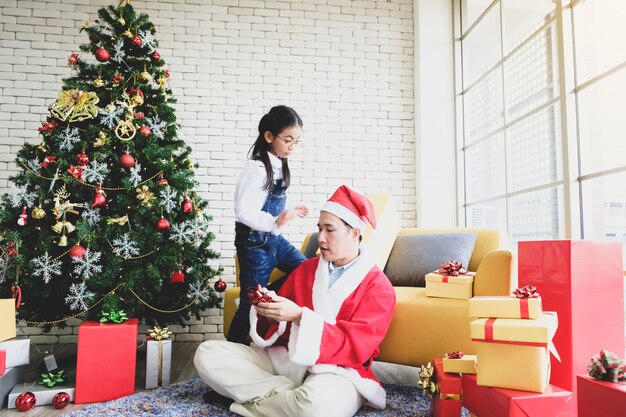 クリスマスシーズンの幸せな家族。