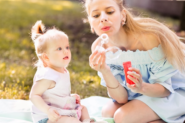 Photo happy family concept with young mother playing