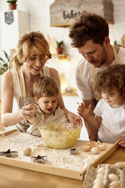 Famiglia felice che cucina in cucina