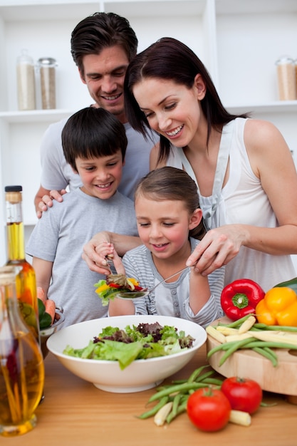 Famiglia felice che cucina insieme