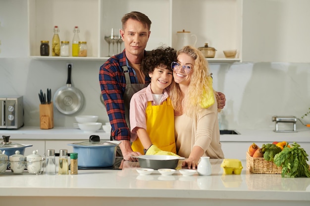 Famiglia felice che cucina insieme