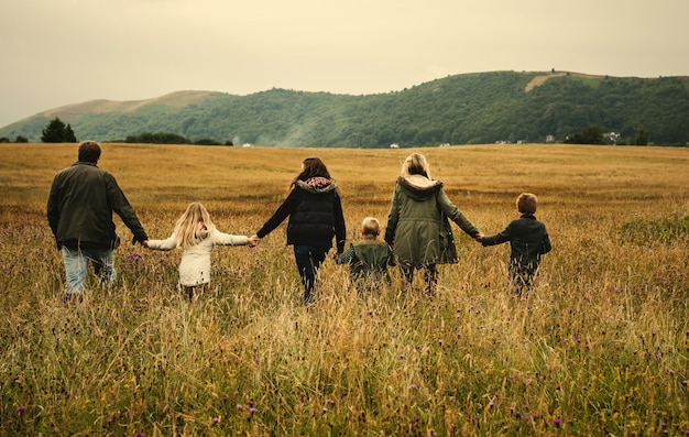 Foto famiglia felice in campagna