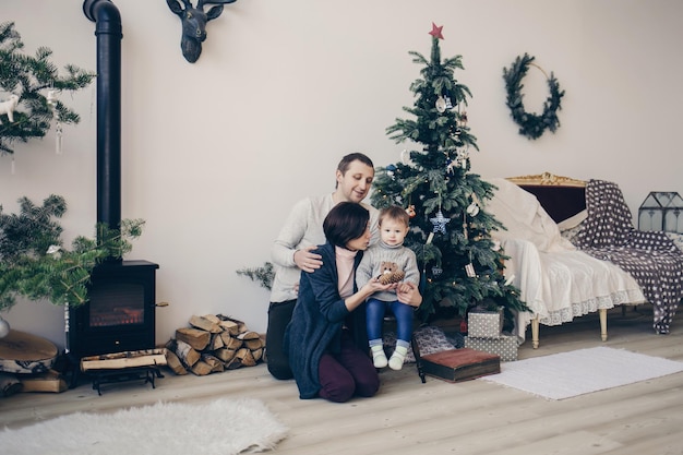 飾られたクリスマスのアパートで幸せな家族