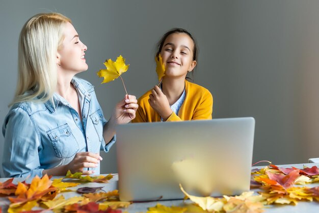 Famiglia felice che fa arredamento autunnale. atmosfera autunnale