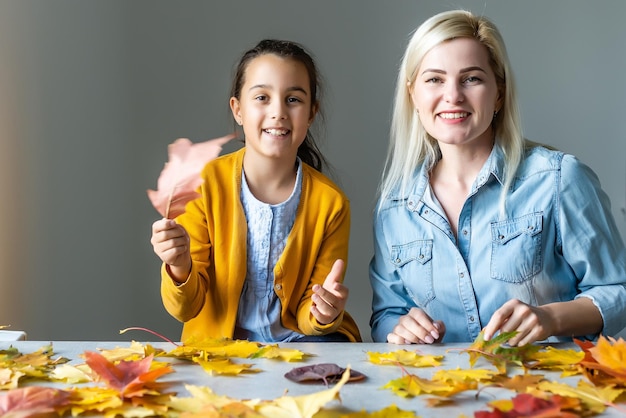 Famiglia felice che fa arredamento autunnale. atmosfera autunnale